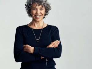 Mujer sonriente con prótesis sobre implantes