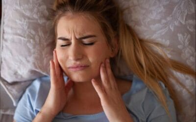 Mujer con bruxismo durmiendo