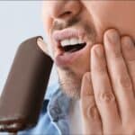 Hombre con sensibilidad dental al comer