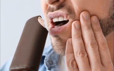 Hombre con sensibilidad dental al comer