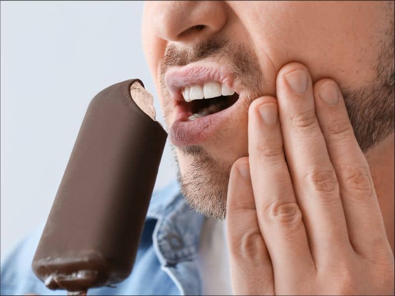 Hombre con sensibilidad dental al comer