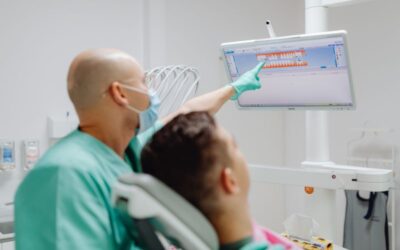 Doctor y paciente en clínica dental de confianza