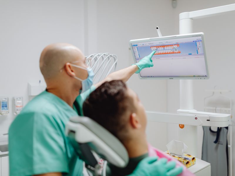 Doctor y paciente en clínica dental de confianza
