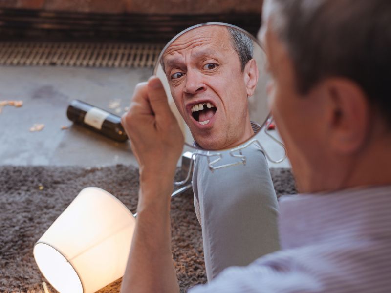 Hombre con pérdida de dientes