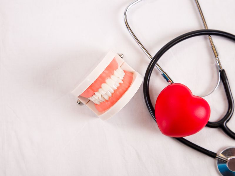 Imagen representativa de la relación entre la salud bucal y el corazón