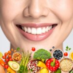 Alimentos buenos para los dientes como manzana, zanahoria y queso