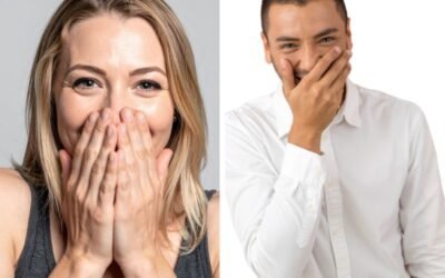 Persona que evita sonreír por sentirse incómoda con su sonrisa.