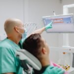 Paciente valorando una ortodoncia invisible con implantes y coronas